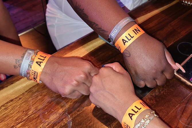 Cabo Bar Crawl - The BEST Bar and Clubs in Cabo - Stop 4: Saloon Cabo and its shows