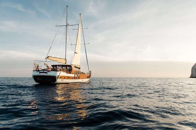 Cabo San Lucas: Sunset Yacht Cruise w/Chef Dinner & Open Bar - Tu Enamorado: how the boat sets the tone in Cabo