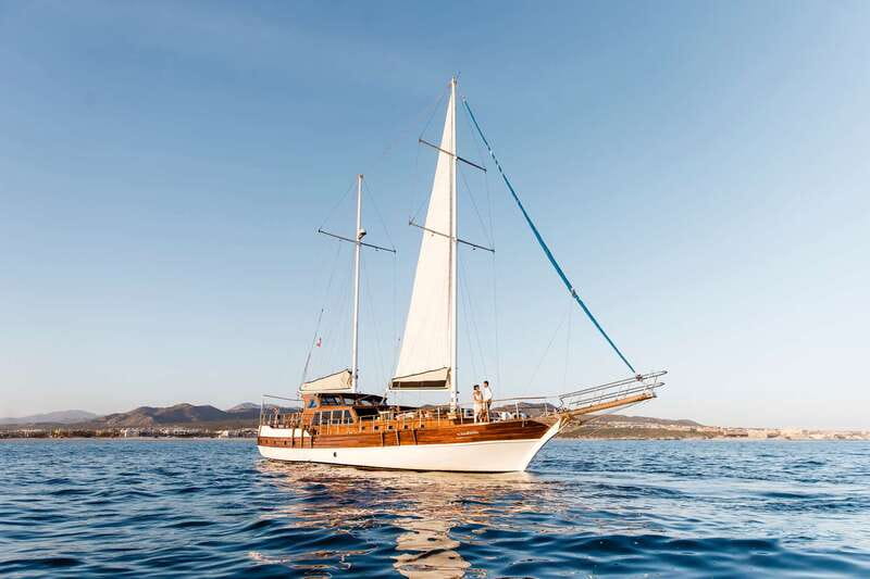 Cabo San Lucas: Sunset Yacht Cruise w/Chef Dinner & Open Bar - Open premium bar and live music: the vibe on deck