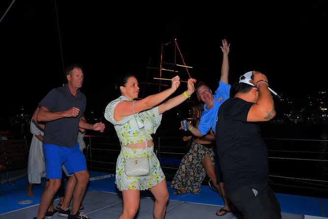 Los Cabos Catamaran Cruise with Open Bar & Light Snack - Light snack: guacamole, chips, salsa and how to plan meals