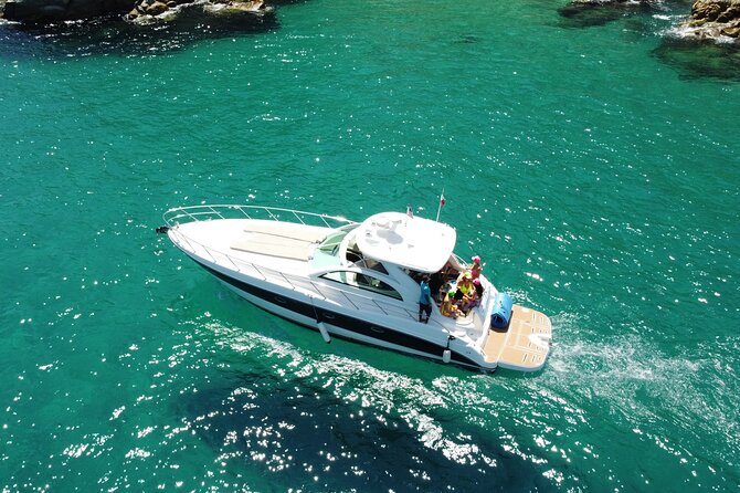 Luxury yacht for private tour EN Cabo San Lucas - Stop 1 at the Arch of Cabo San Lucas: 20 minutes for the best angles