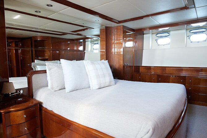 Number Juan 100ft Yacht Azimut Rental - Key highlights at a glance