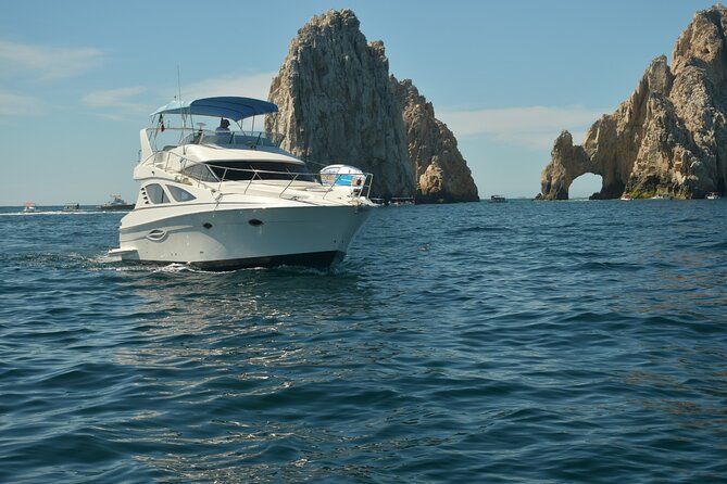 Pura Vida Yacht 42 FT with all inclusive service in Cabo - The 3-hour flow: El Arco, Medano Beach, and a Pacific Coast photo moment