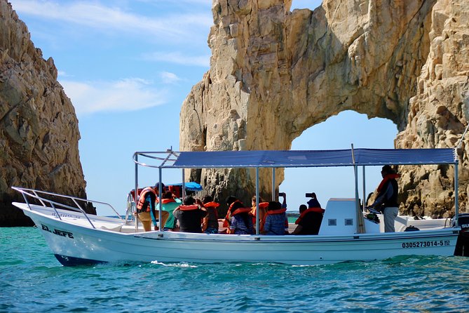 Shared ride to the arch of Cabo San Lucas - The boat: comfort, safety, and the glass-bottom reality