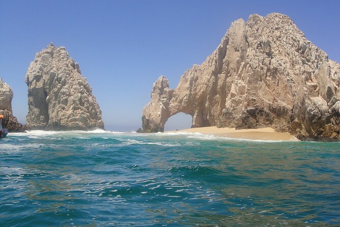 The Arch of Los Cabos Glass-bottom boat tour - Playa del Divorcio and the coast’s rock formations: the in-between beauty