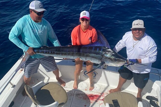 Ultimate Cabo Fishing Experience Aboard the Phantom - On Board the Phantom: Gear, Outriggers, and a Crew That Makes It Easier